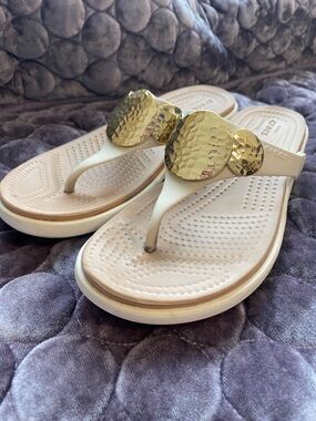 CROCS Women's Ivory Thong Sandal with Gold Hammered Discs Size 9